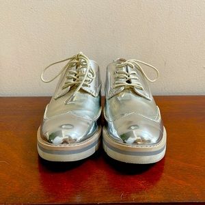 Super comfortable pair of laced up shoes.